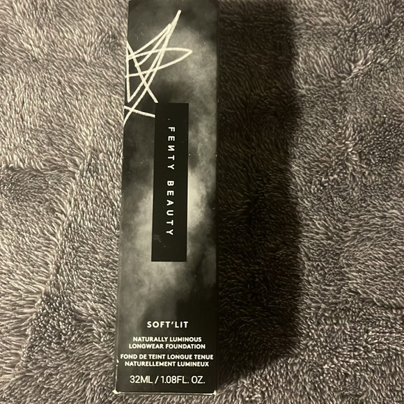 Fenty 330 Soft’Lit Naturally Luminous Hydrating Longwear Foundation - Picture 2 of 4